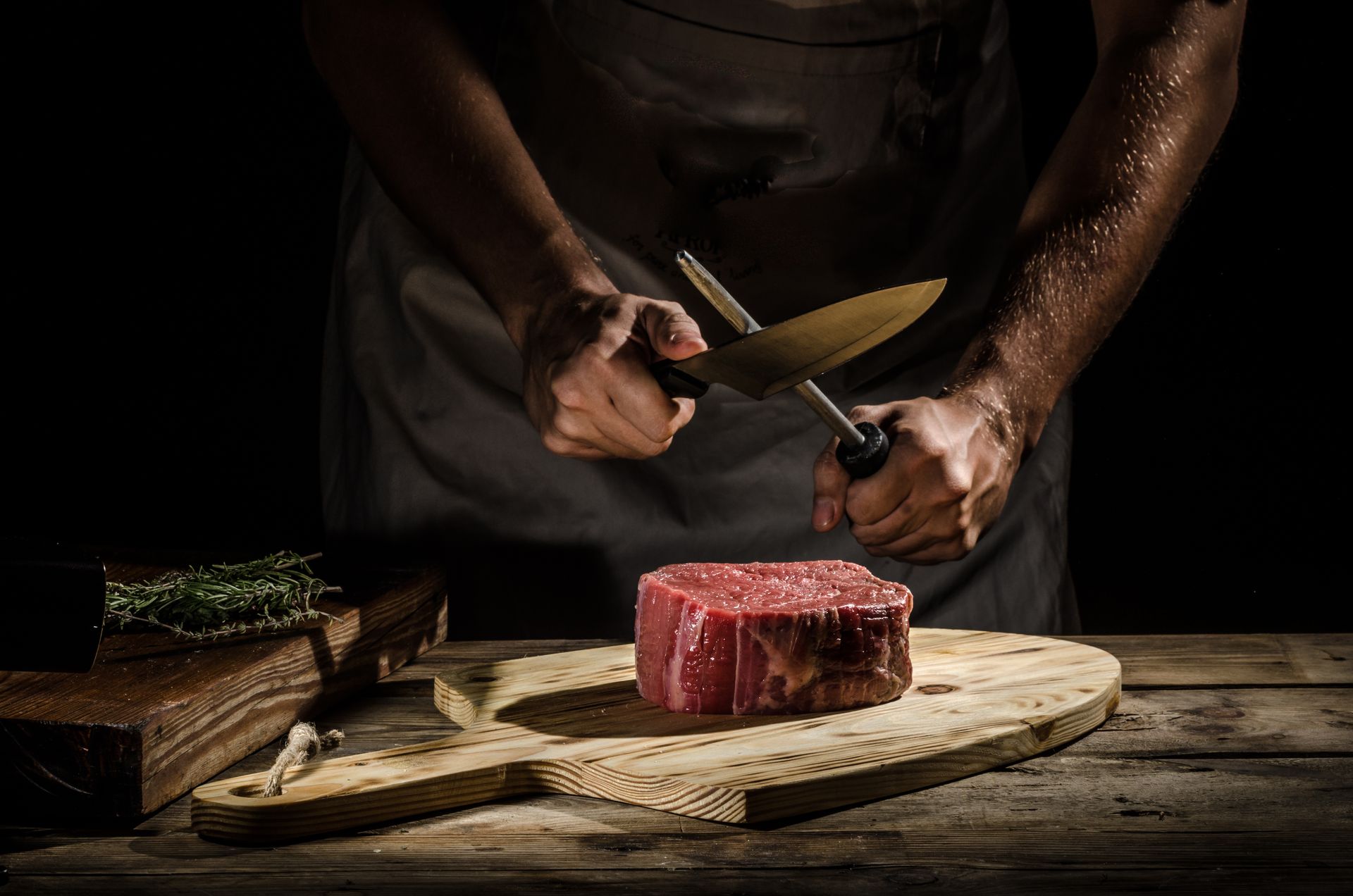Une tranche de jambon est posée sur une assiette blanche sur une table.