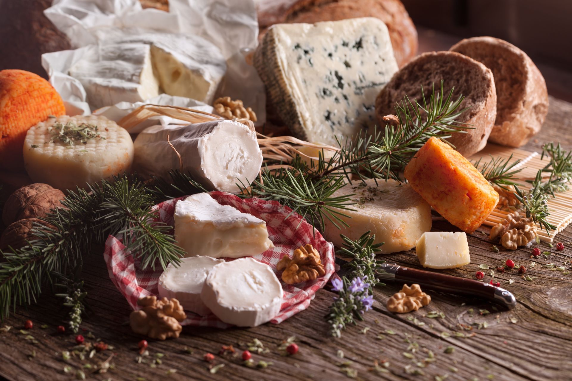 Poitrines de poulet crues dans un bol en bois avec romarin et ail.