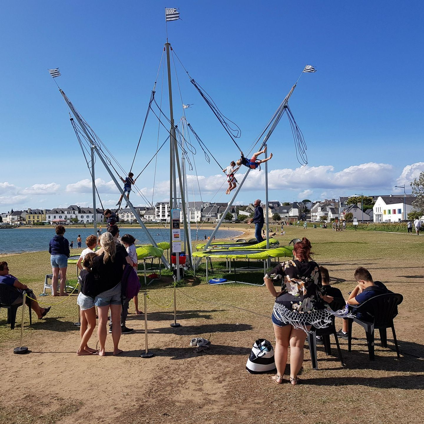 Trampolines et élastiques autour de l'étang