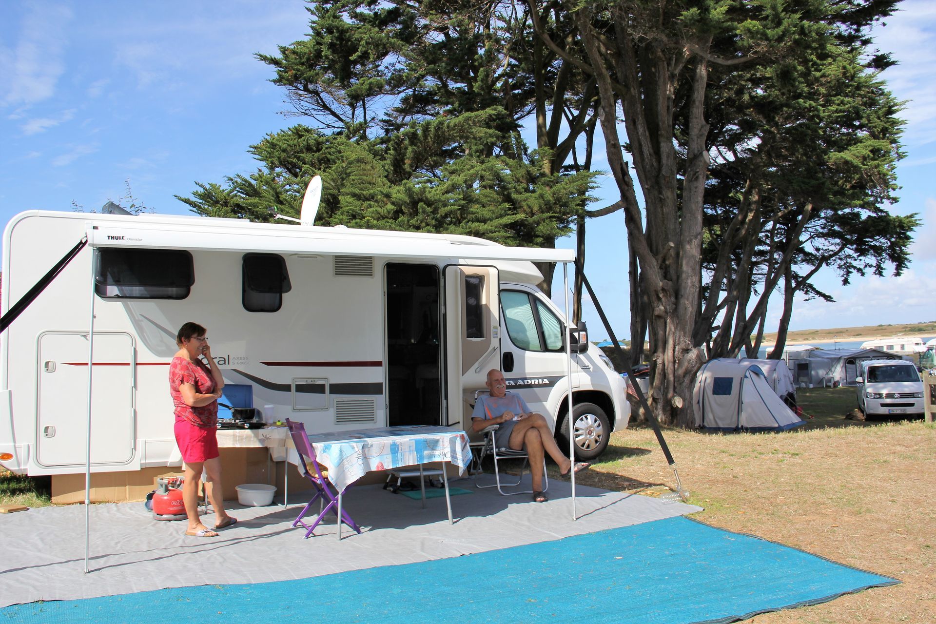 Un couple devant leur caravane