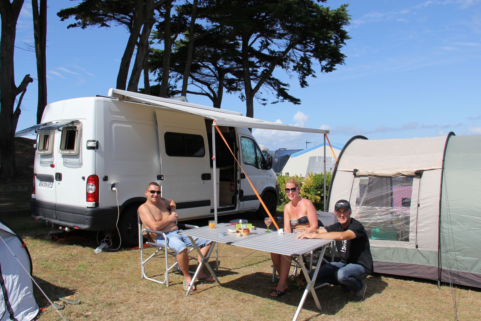 Des vacanciers devant leur caravane
