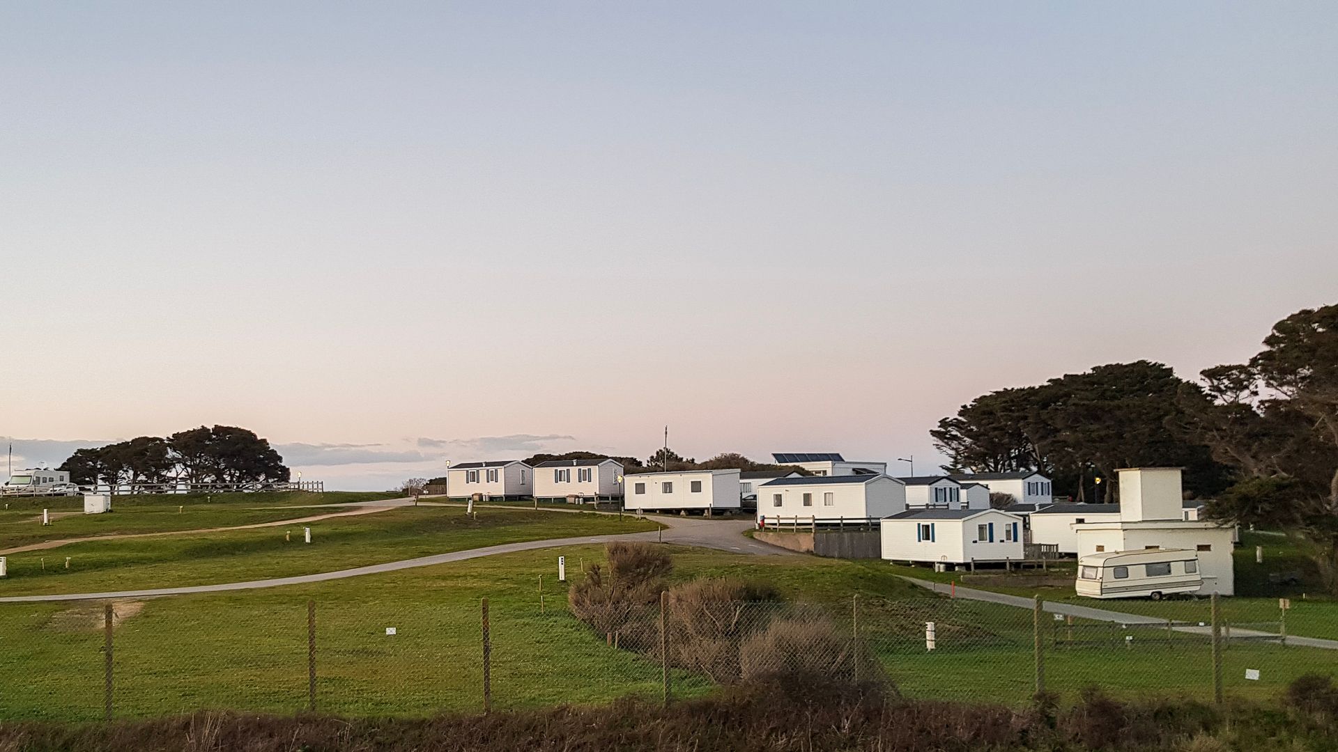 Vue sur le camping d'Étel avec les emplacements mobil-home