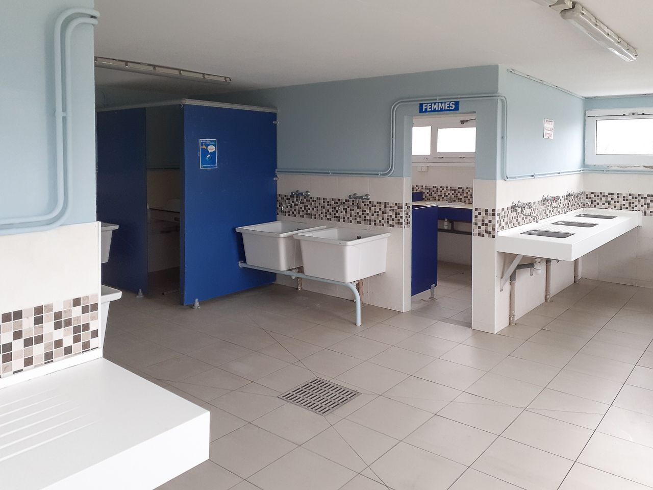 Sanitaires avec des bacs à lessive