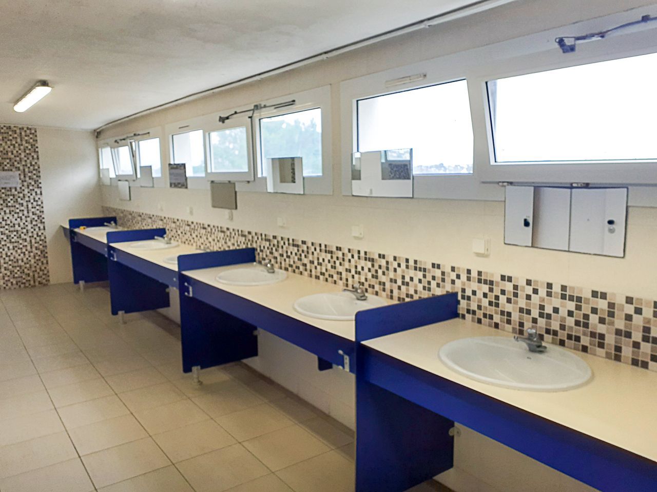 Lavabos adaptés aux personnes en fauteuil roulant