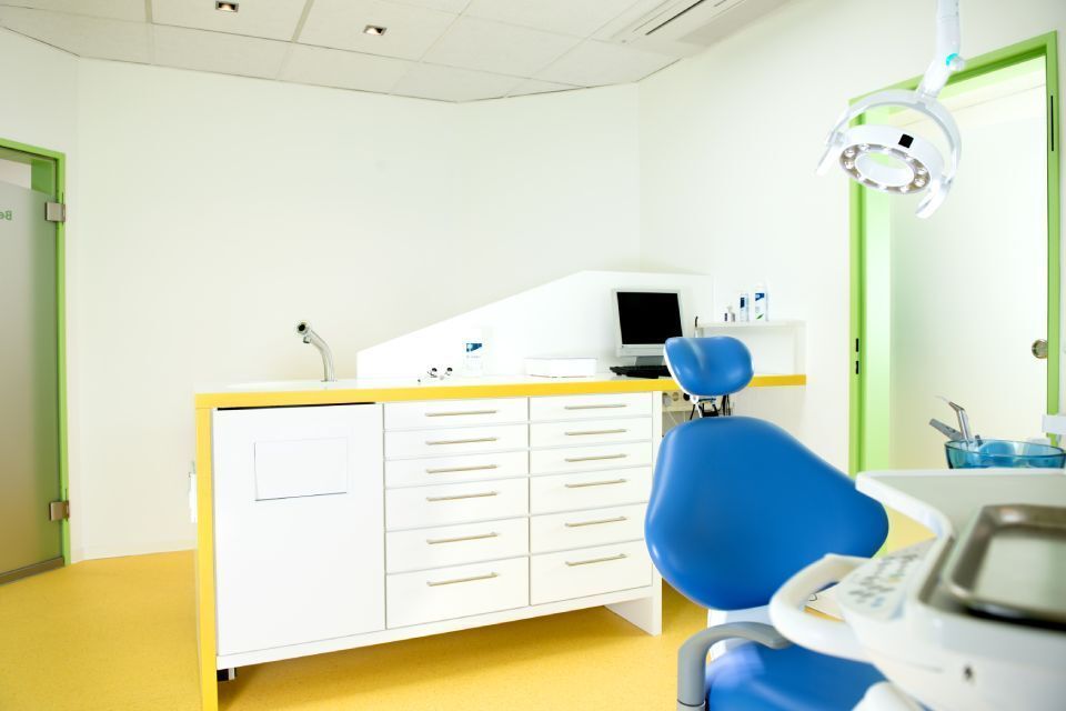 Praxisraum, gestaltet von der Holz Concept GmbH