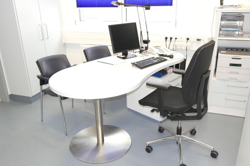 Praxisraum, gestaltet von der Holz Concept GmbH