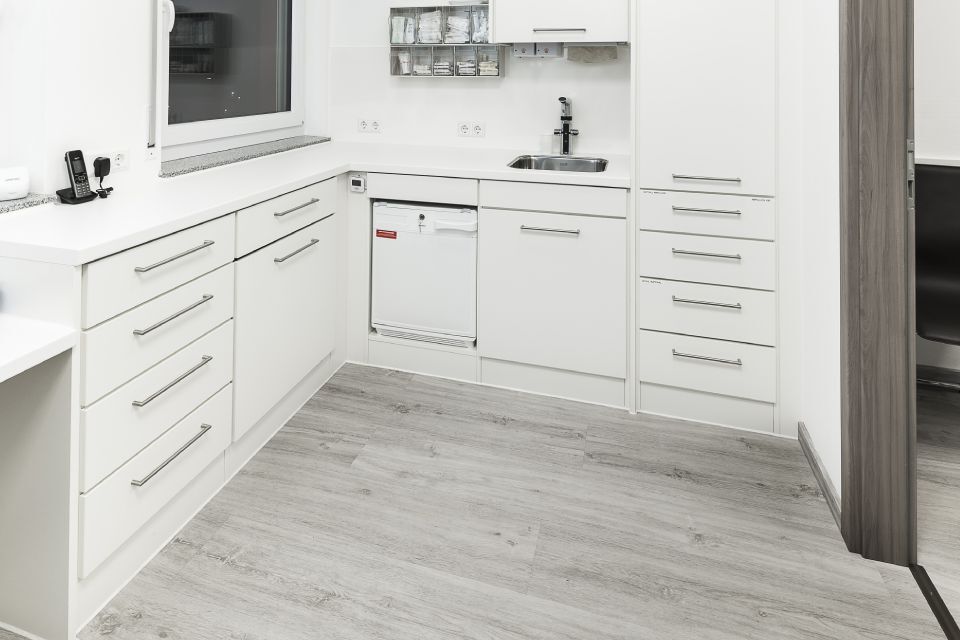 Praxisraum, gestaltet von der Holz Concept GmbH