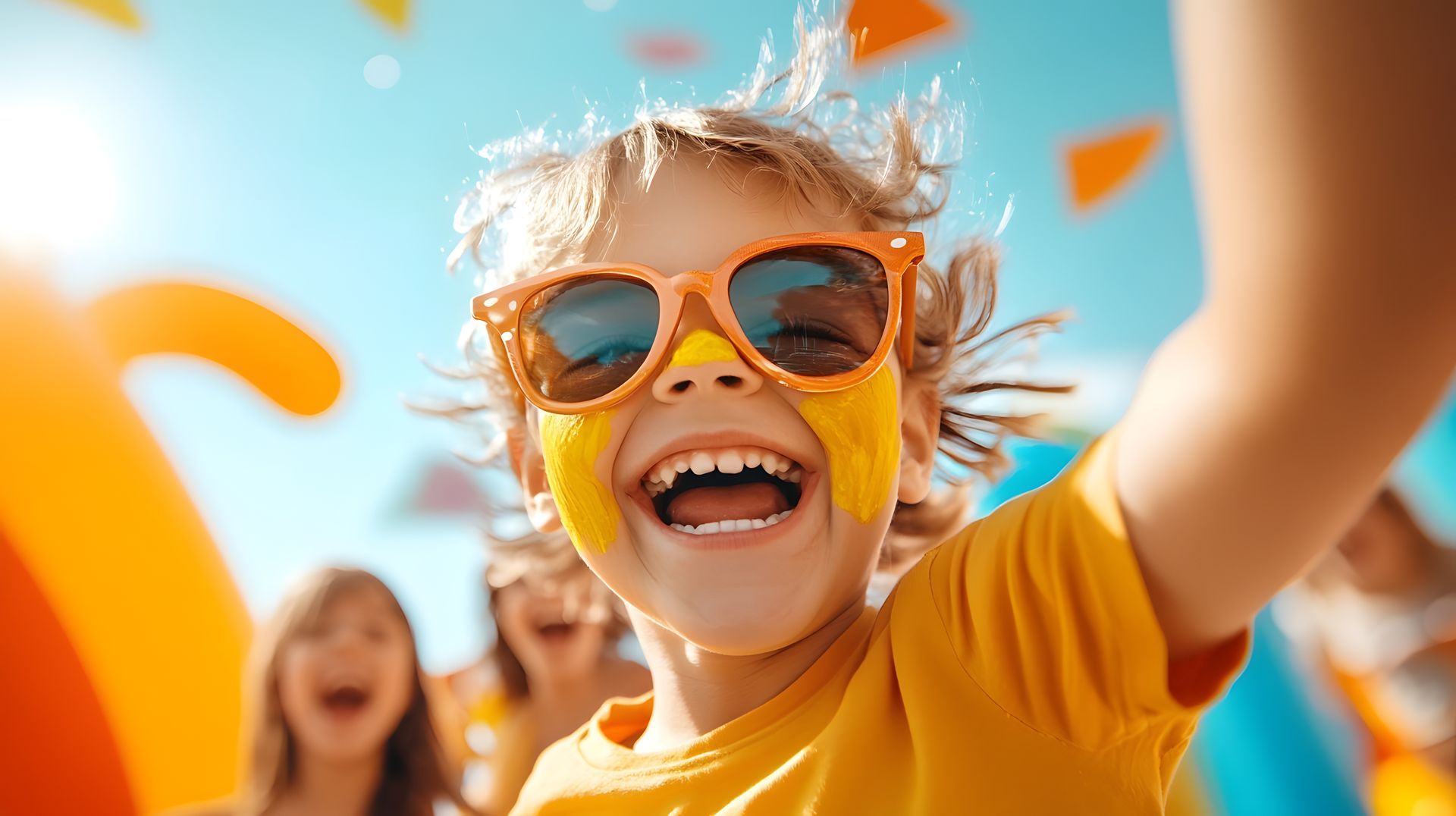 Un enfant qui fait la fête