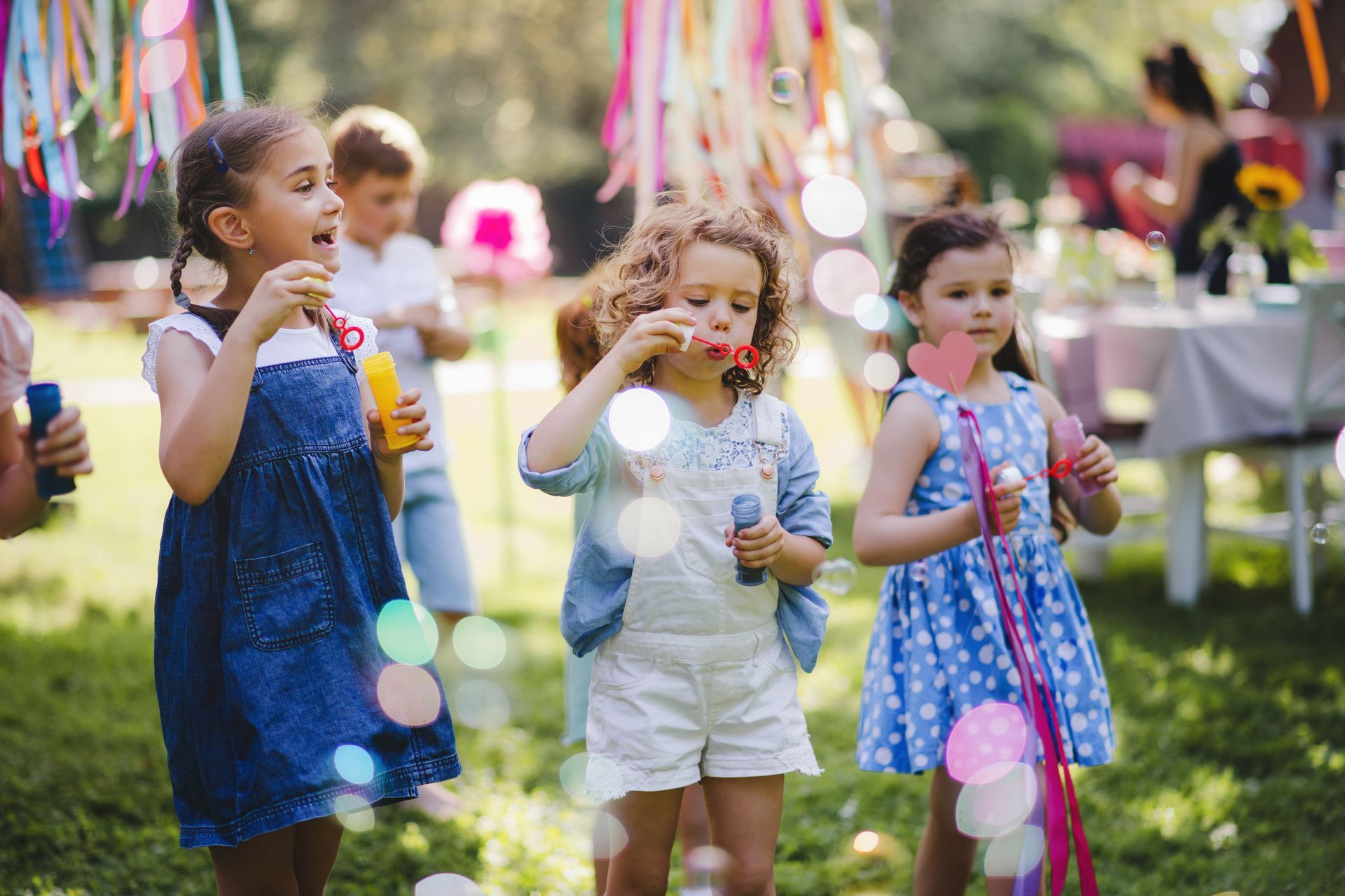 Enfants à un anniversaire