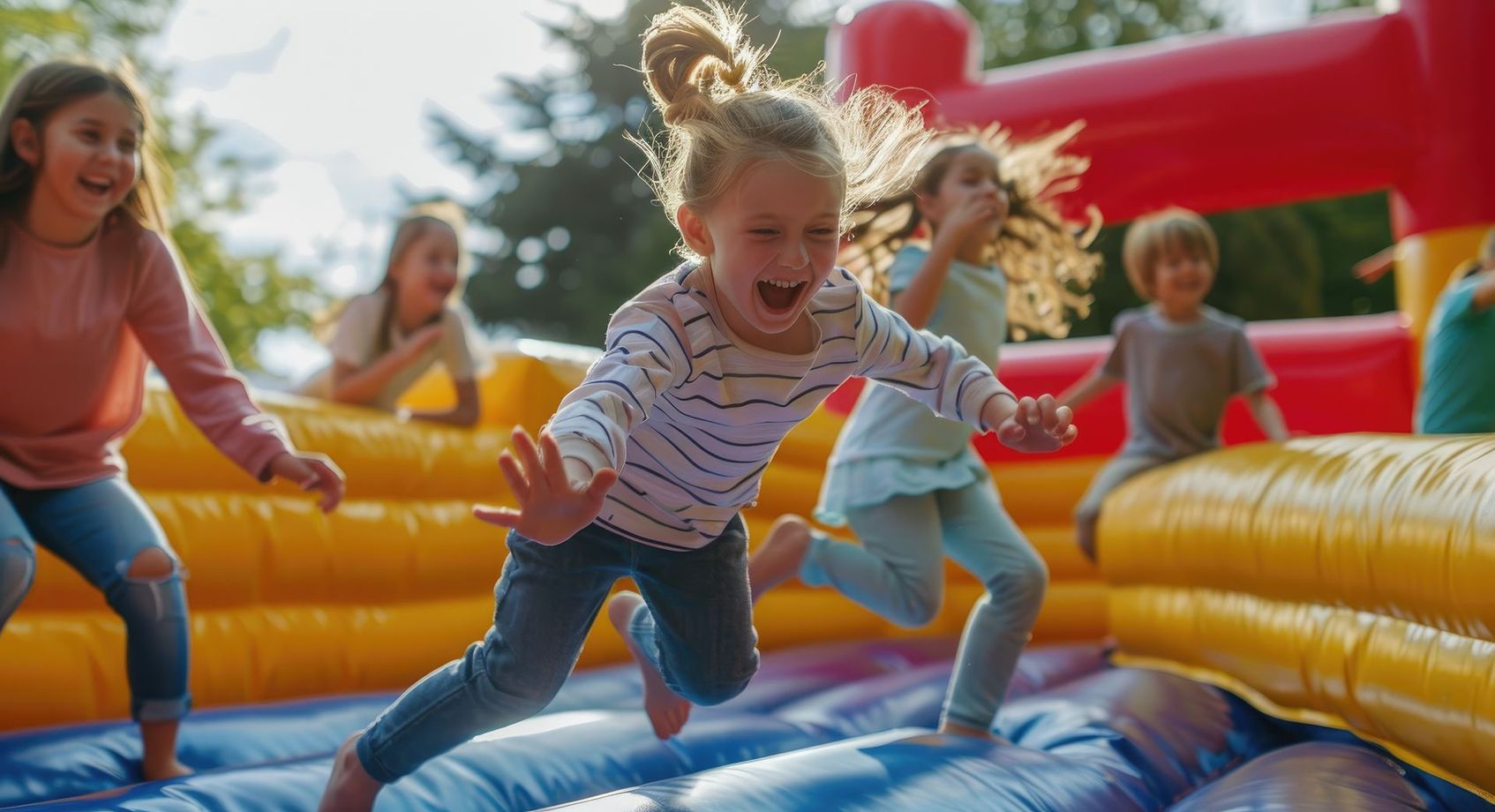 Enfants qui jouent dans une structure gonflable
