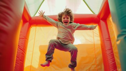 Un enfant qui saute dans un jeu gonflable