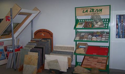 Una tienda con un cartel que dice la oliva.
