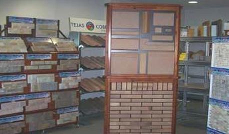 Una tienda llena de ladrillos y tejas.