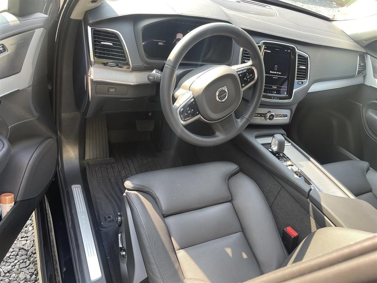 Luxuriöser Autoinnenraum mit schwarzen Ledersitzen, Lenkrad und Mittelkonsole, von der Fahrerseite aus gesehen