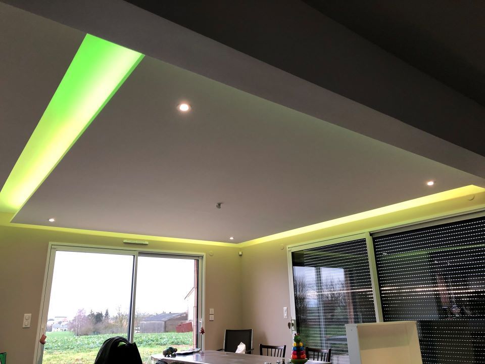 Plafond de cuisine éclairé.