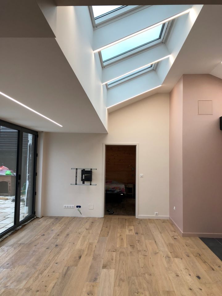 Plafond avec fenêtres VELUX.