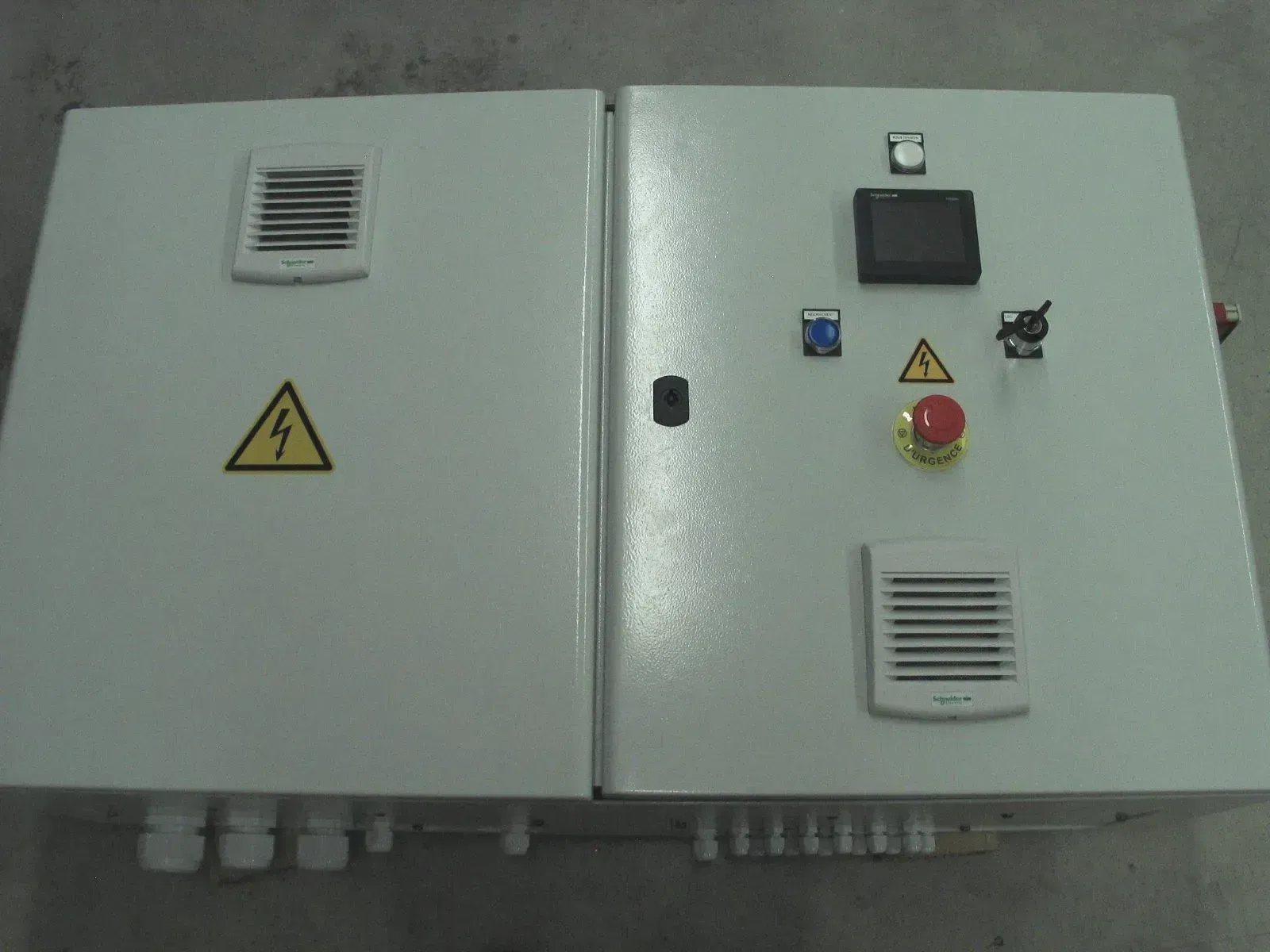 Armoire avec afficheur SCHNEIDER en façade