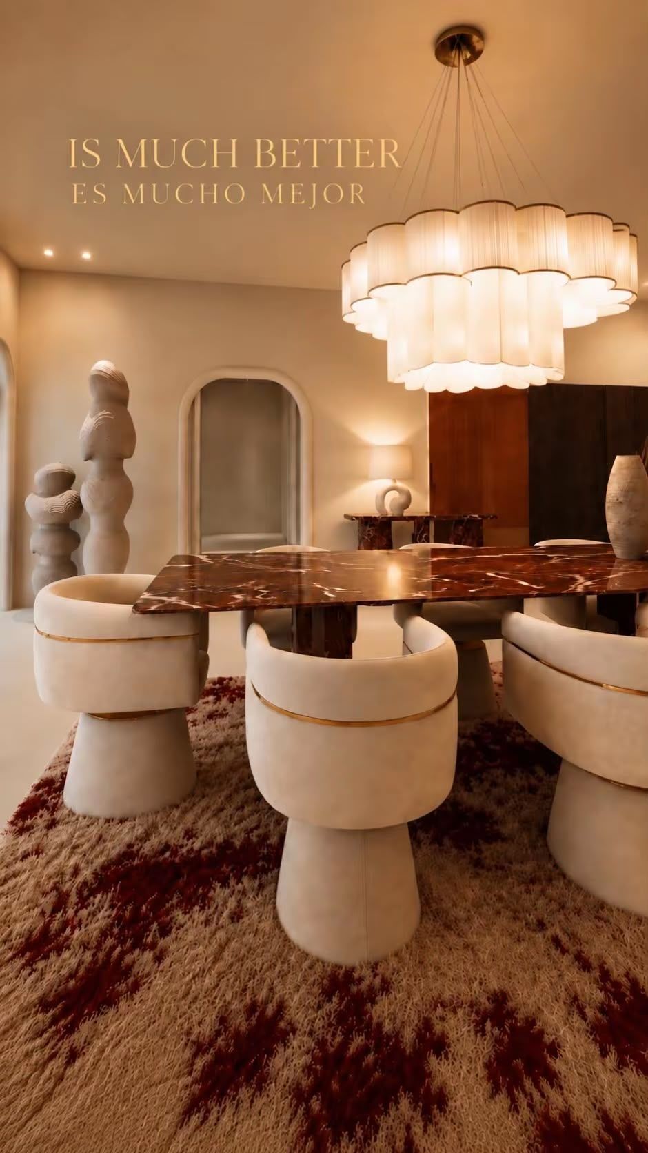 Diseñadora de interiores revisando planos y muestras de materiales en una vivienda en reforma