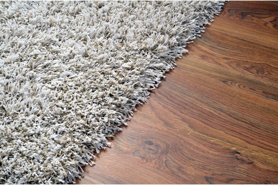 Teppich auf Holzfußboden