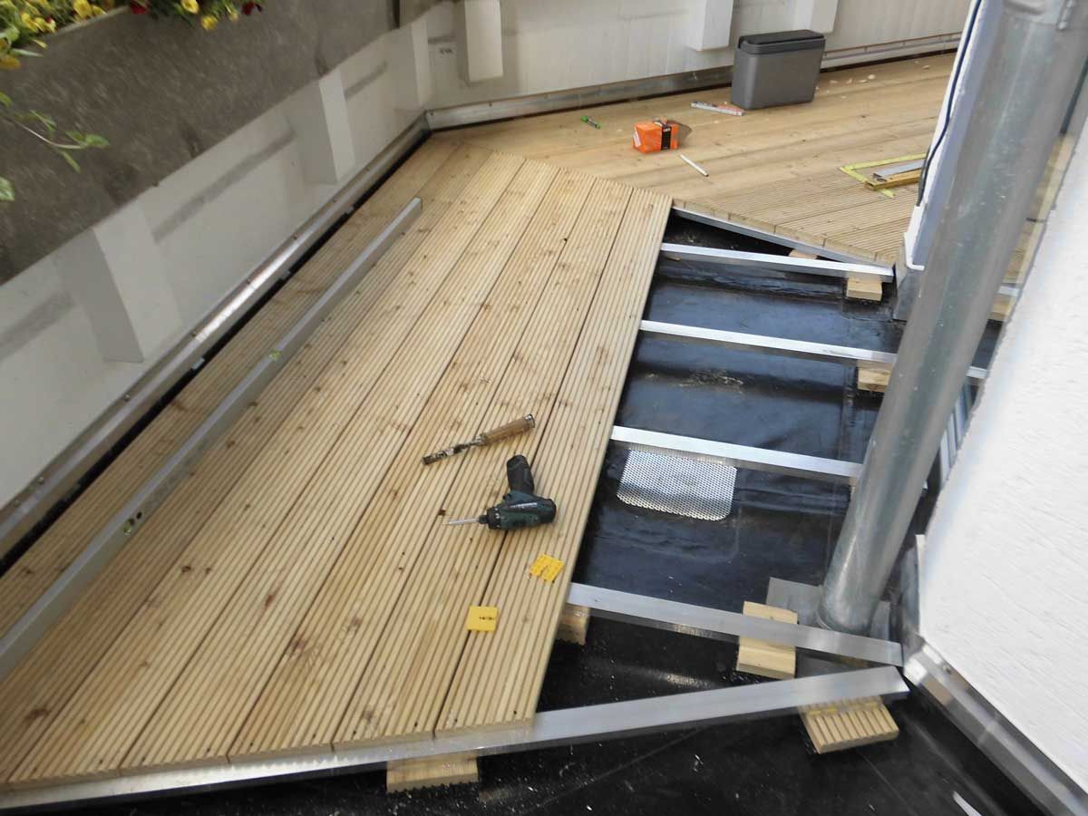 Balkon Belag Holz Balkonabdichtung mit Mauerabdeckung