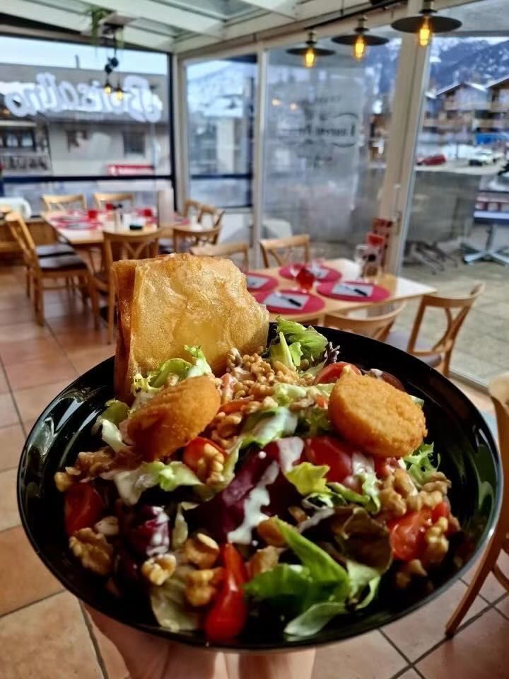 Salade fraîche avec croûtons et vinaigrette sur une table dans un restaurant chaleureux près d'une fenêtre