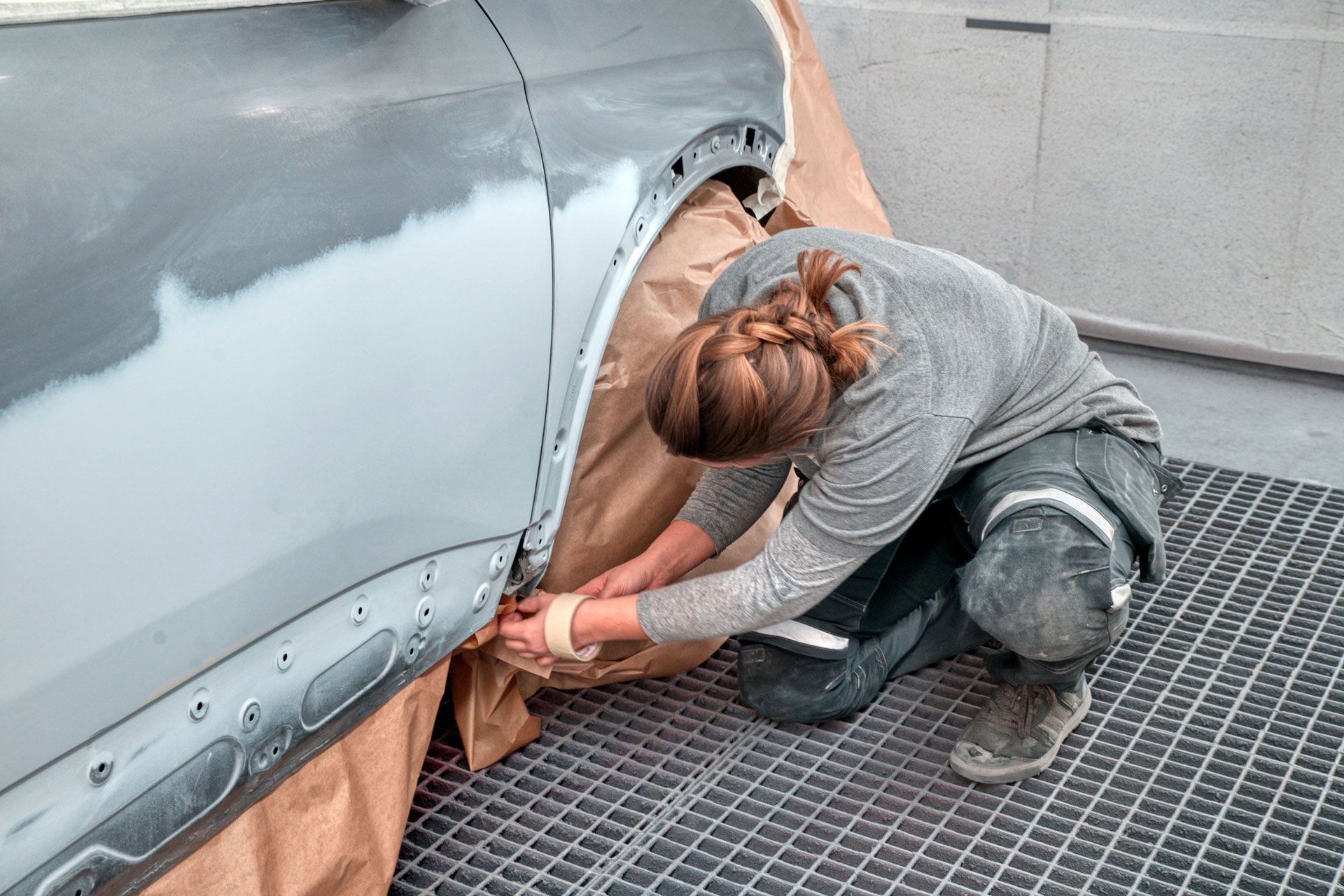 Préparation d'une voiture pour la phase de peinture après une intervention sur la carrosserie