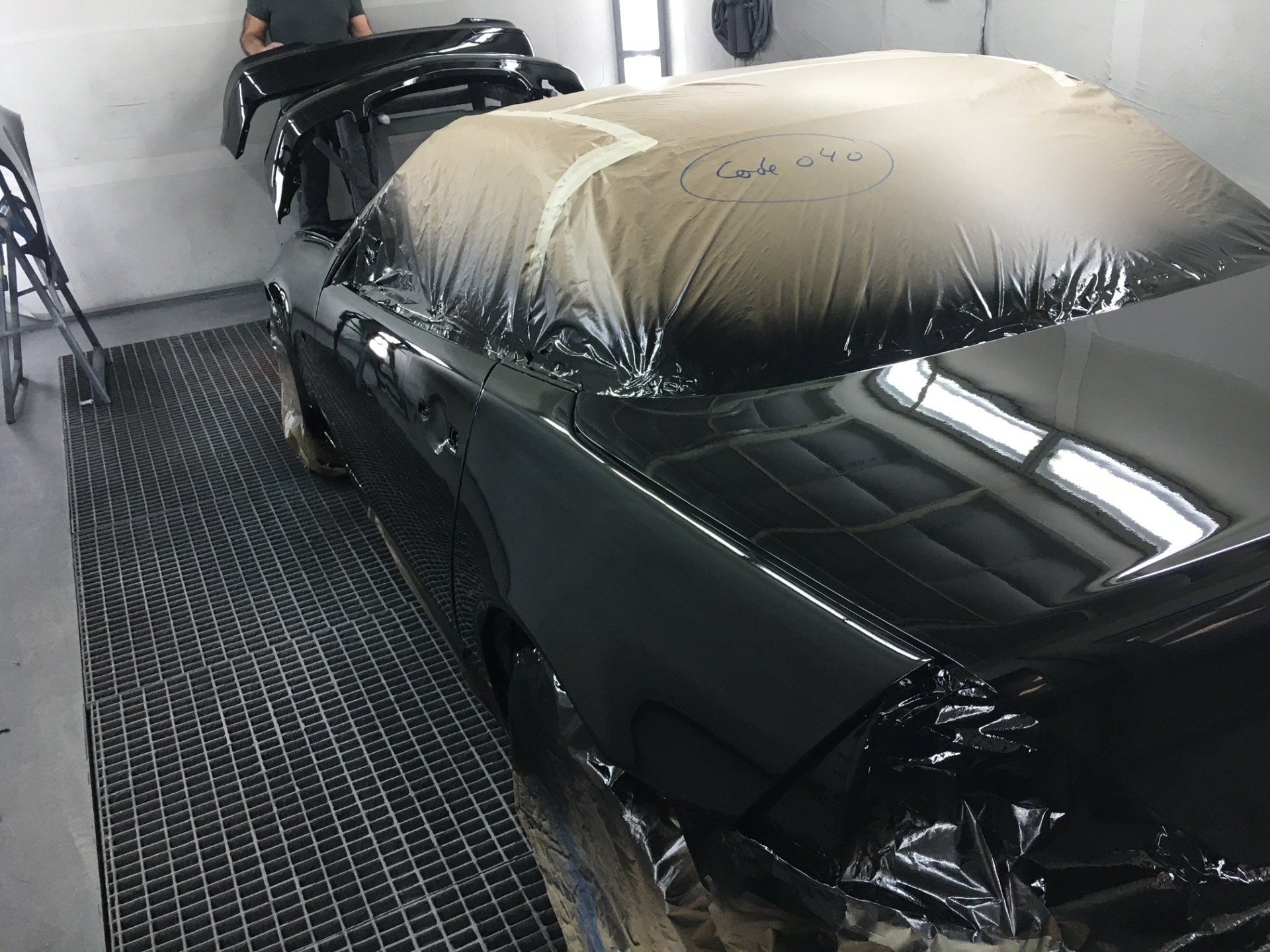 Une voiture dans un caisson d'application de peinture