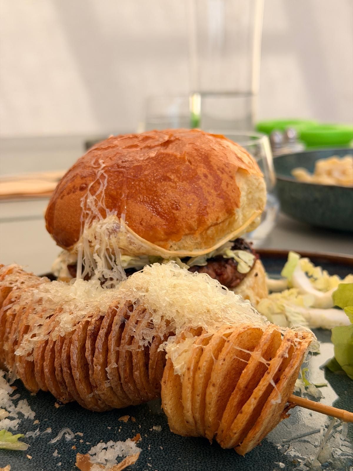 Brochettes de petits pains et de tranches de pain recouvertes de fromage fondu sur une table