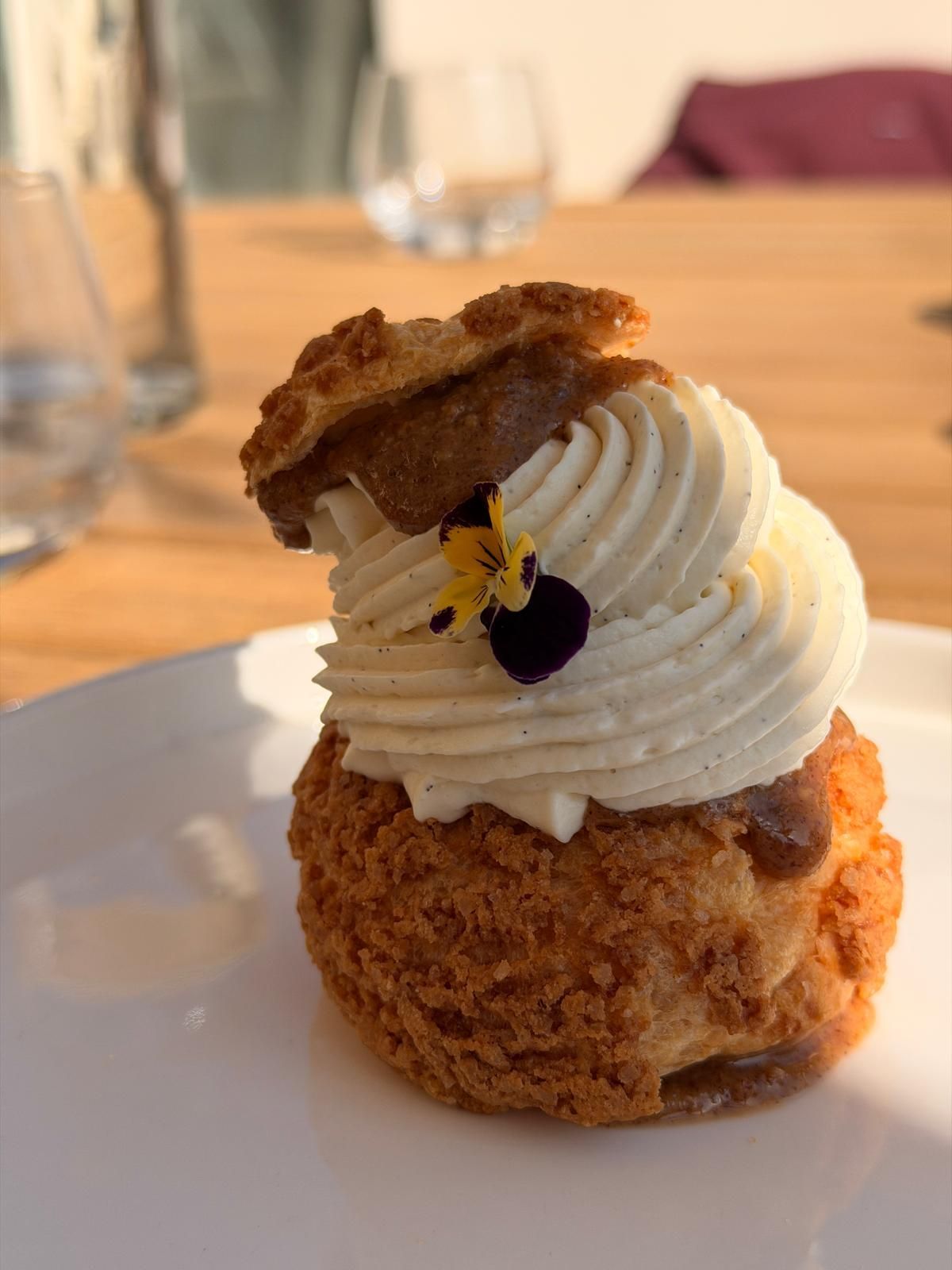 Toast avec crème fouettée et caramel liquide sur une assiette blanche
