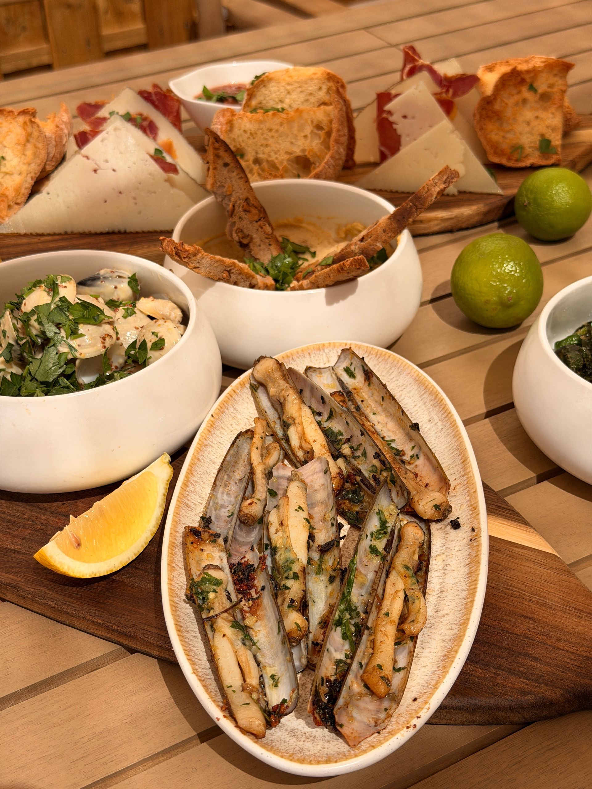 Assortiment de fruits de mer avec citrons verts et pain sur une table en bois