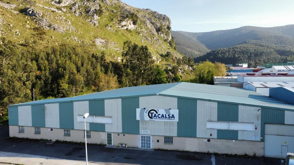 Un gran edificio con la palabra tecnica escrita en él.