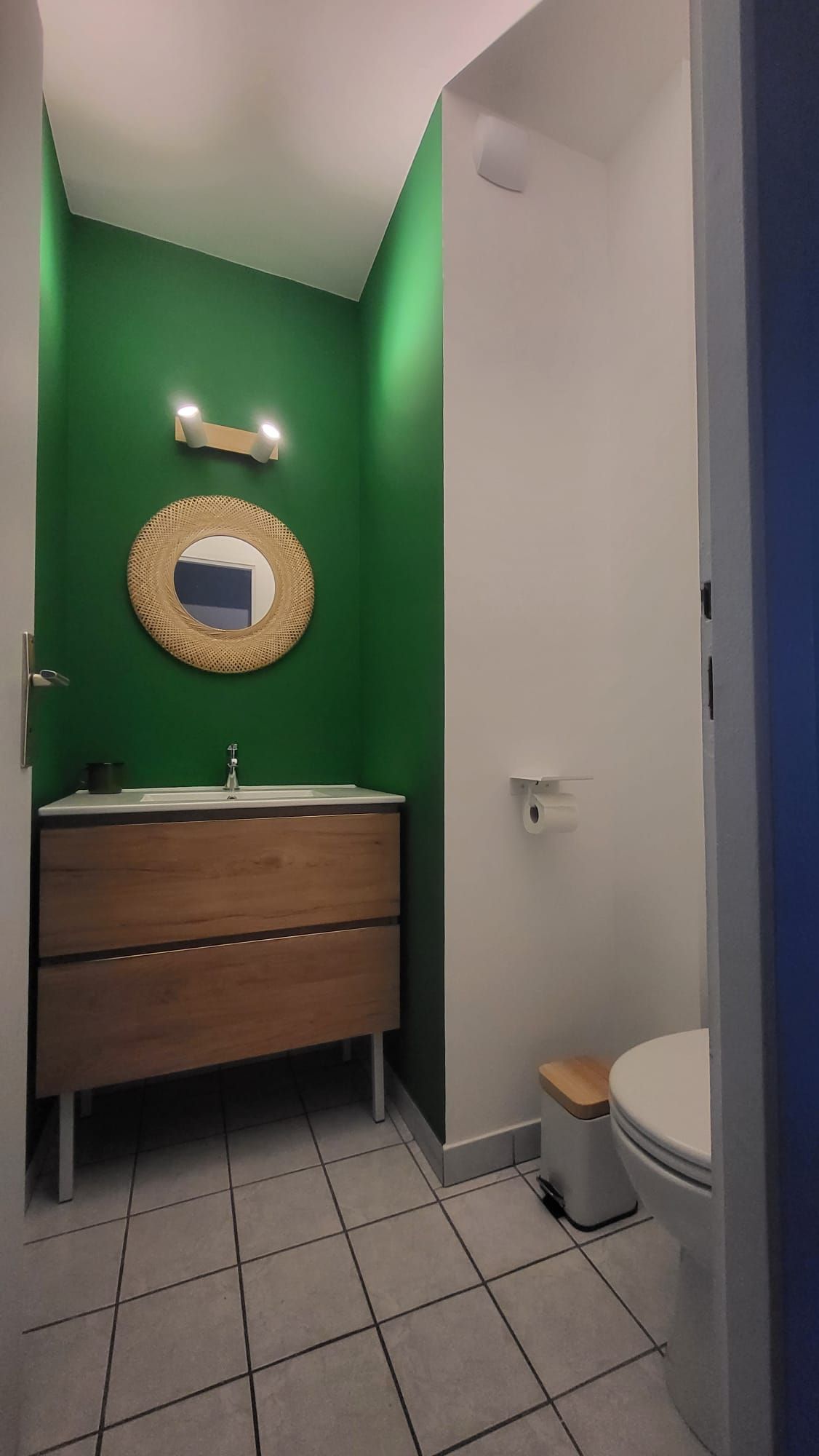 Installation de lumières dans une salle de bains.