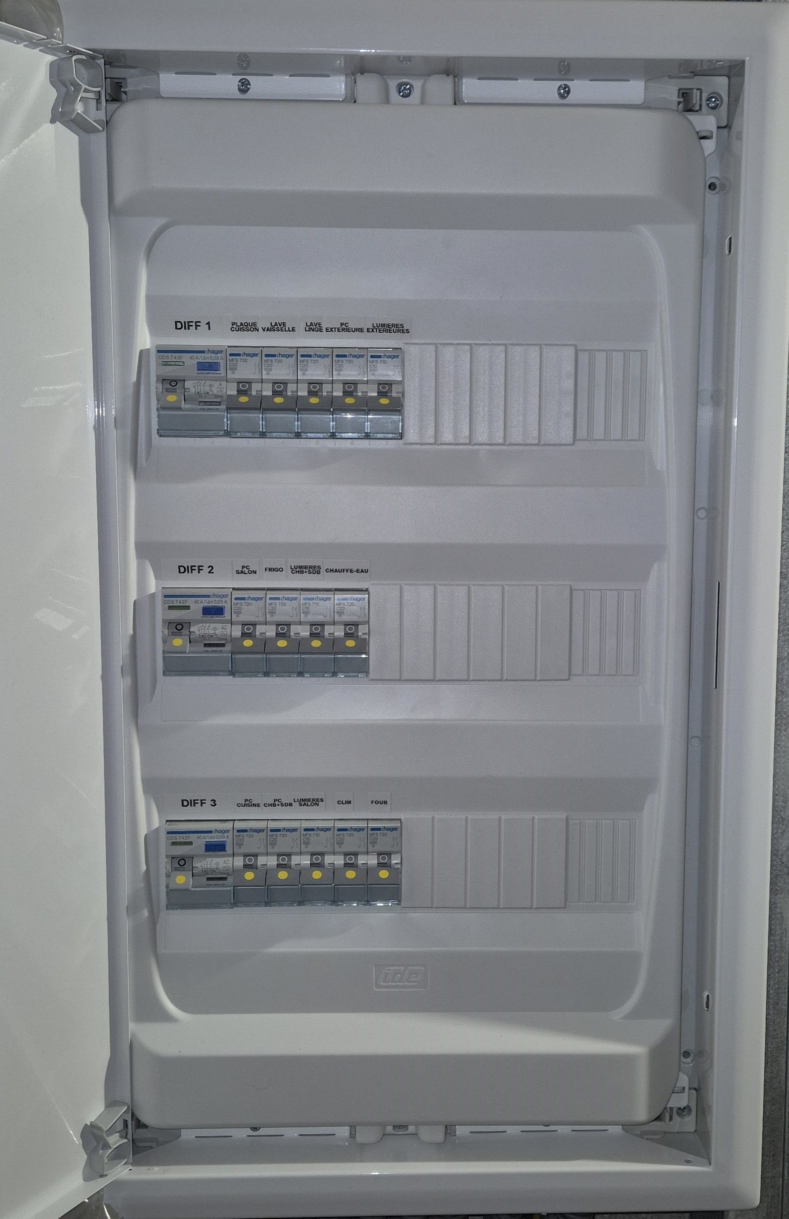 Installation d'éclairage au plafond.