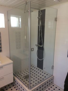  Läpinäkyvä suihkukaappi