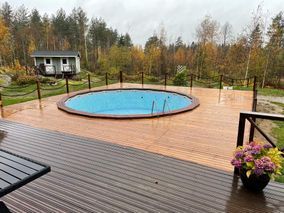 Uima-allas terassilla