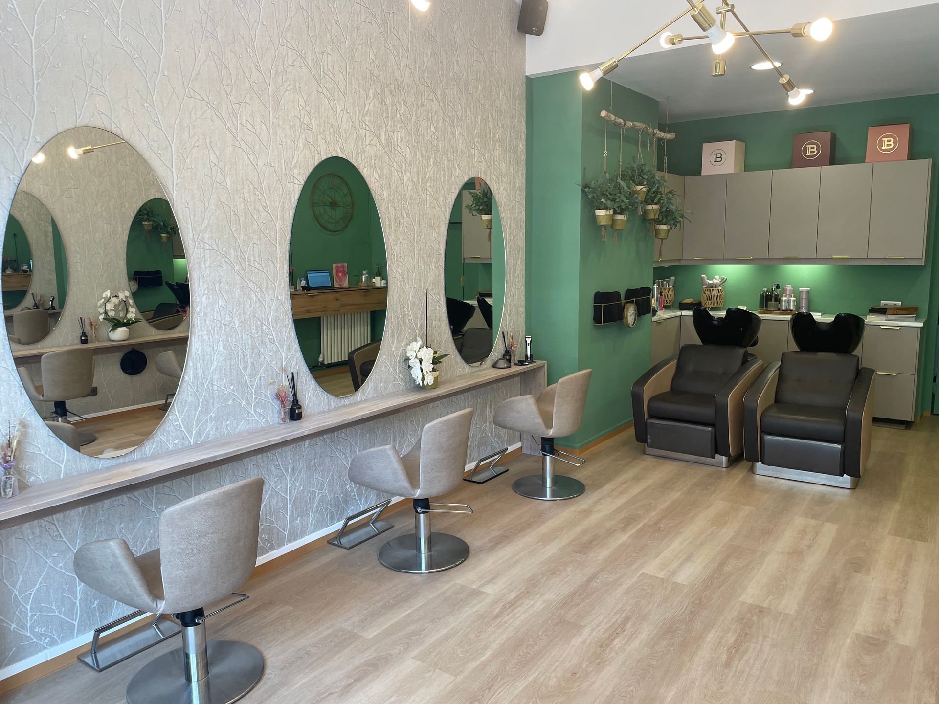 Ein Friseursalon mit vielen Stühlen und Spiegeln.