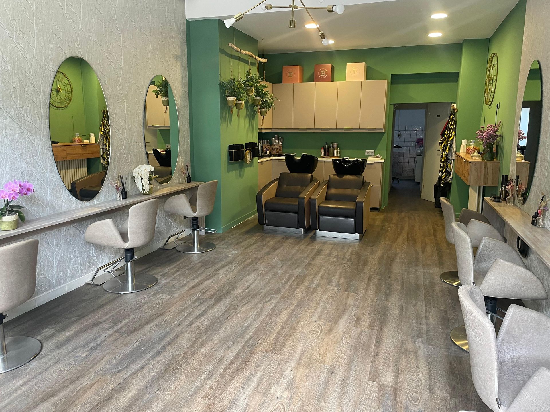 Ein Friseursalon mit vielen Stühlen und Spiegeln