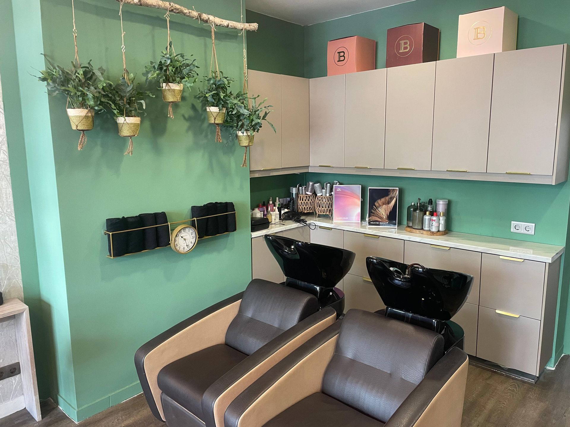 Ein Friseursalon mit zwei Stühlen und zwei Waschbecken.