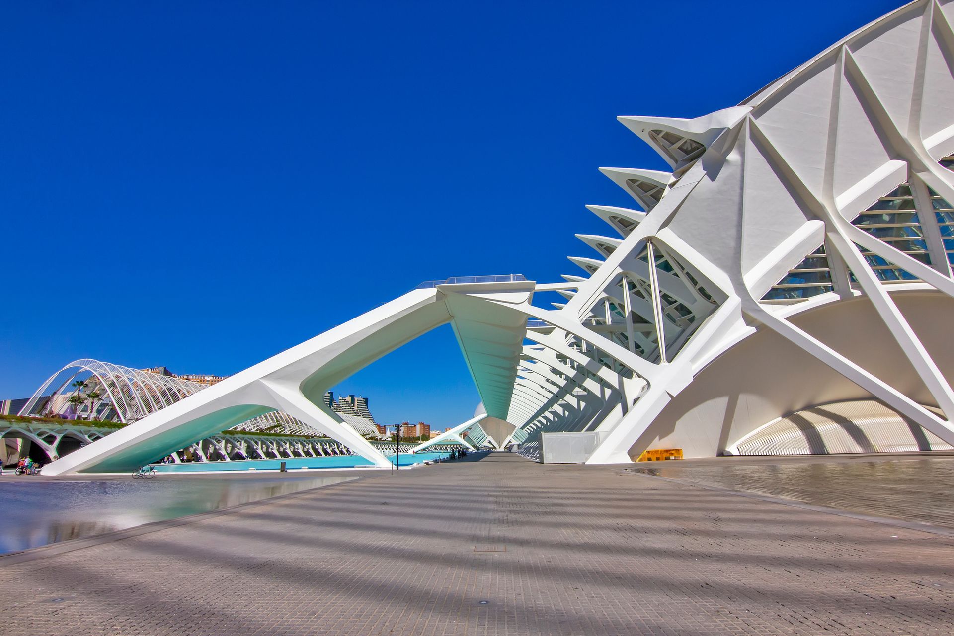 Un gran edificio blanco con un cielo azul al fondo.