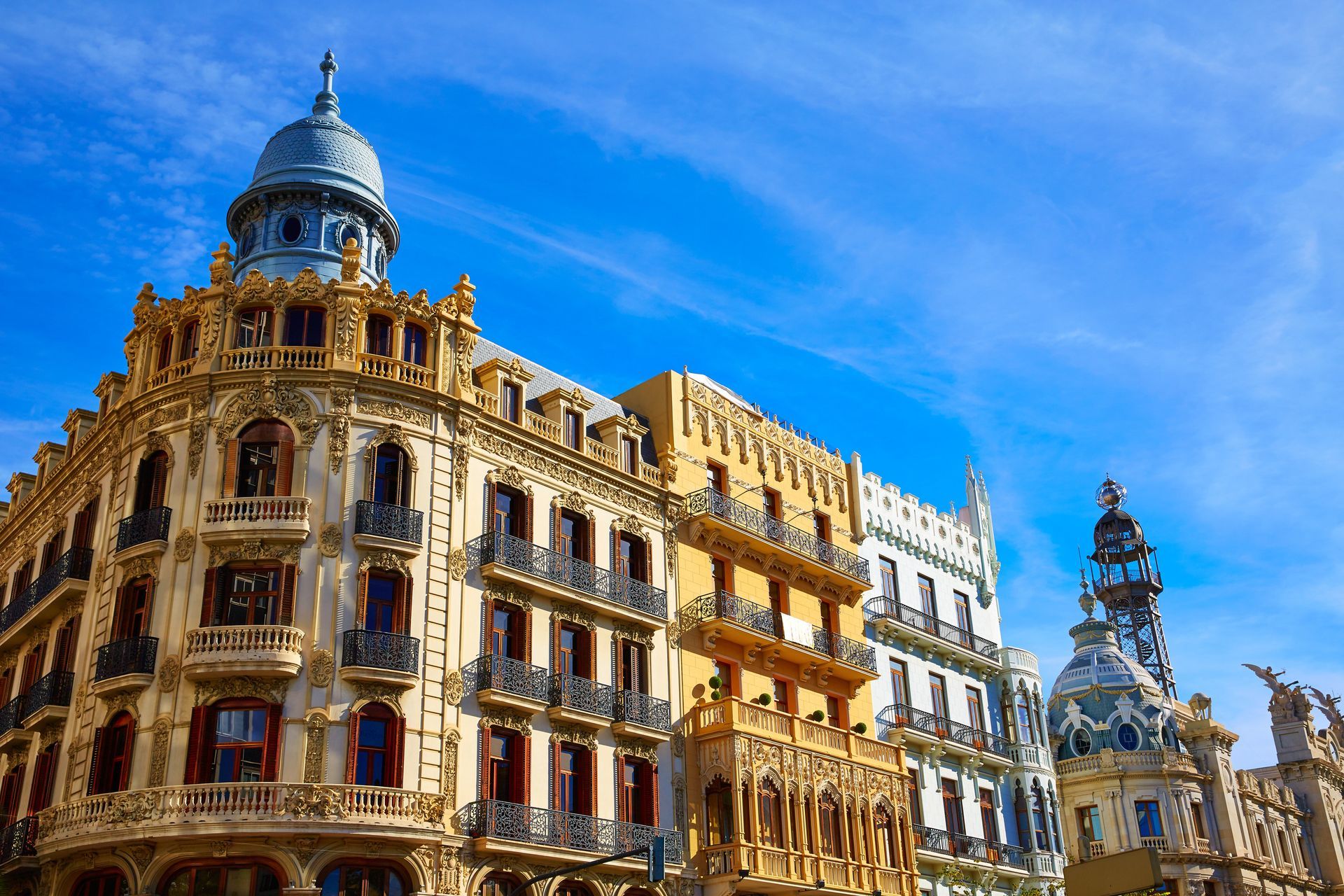 Un gran edificio con una cúpula en la parte superior está rodeado de edificios más pequeños.