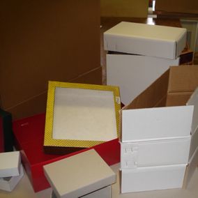 Verschiedene Schachteln und Verpackungen von Kartonagen Hilbert