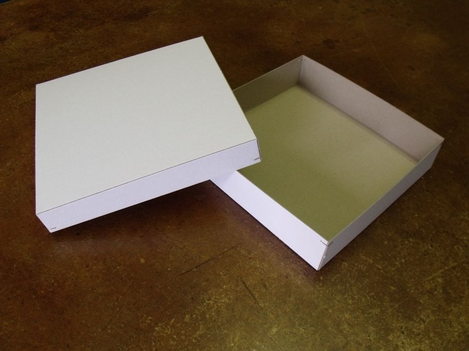 Box aus Pappe mit Deckel