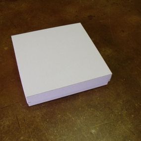 niedriger Pappkarton mit Deckel