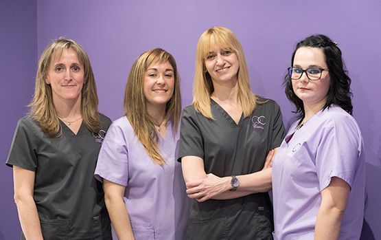 Un grupo de cuatro mujeres con uniforme médico posan para una fotografía.