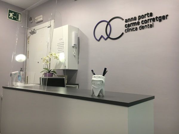 Un consultorio dental con un mostrador y un cartel en la pared.