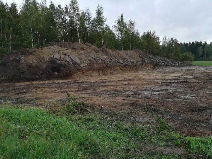 Maanmuokkausta pellolla