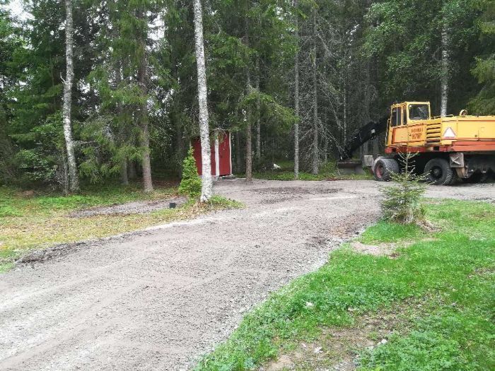 Piharakennuksien rakentamista