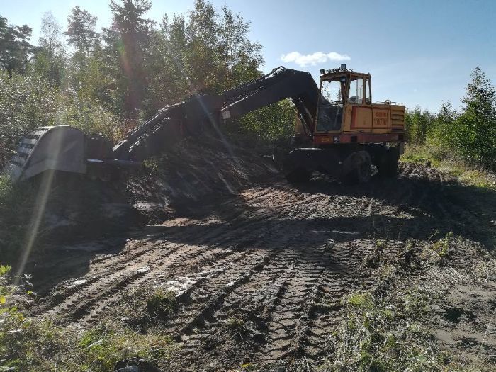 Maansiirtotöiden tekoa