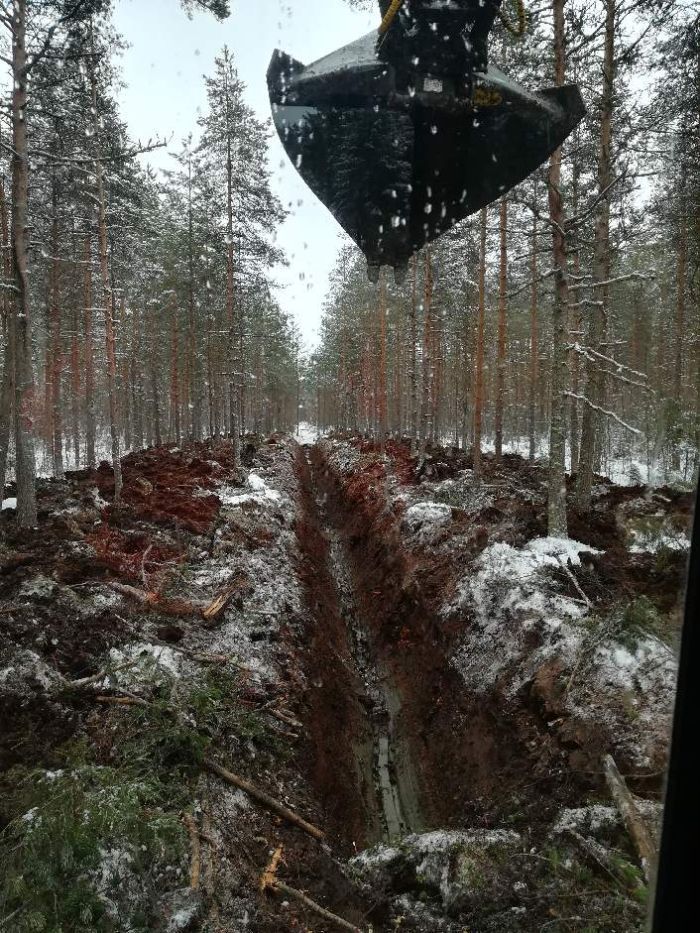 Salaojitustöiden tekoa