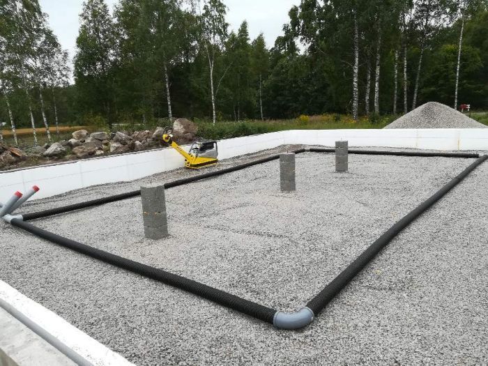 Rakennuksen pohjatöiden tekoa